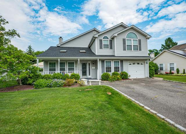 Property at 139 Paris Ct, West Islip, NY 11795, 4 beds, 2.5 baths