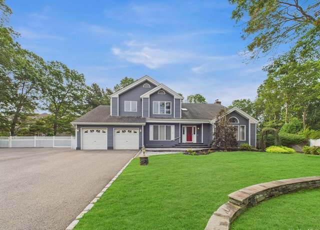 Property at 10 Cori Ln, Bohemia, NY 11716, 5 beds, 3.5 baths
