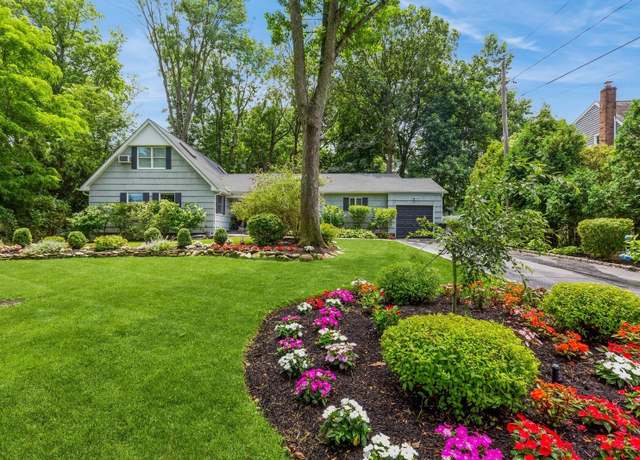Property at 34A Oak St, Smithtown, NY 11787, 6 beds, 3 baths