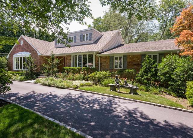 Property at 14 Pine Dr, Woodbury, NY 11797, 4 beds, 5 baths