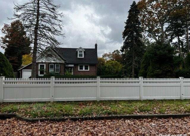 Property at 44 Elizabeth Ave, Smithtown, NY 11787, 4 beds, 2 baths