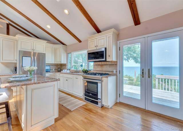 Property at 48 Crows Nest Dr, Baiting Hollow, NY 11901, 3 beds, 2 baths