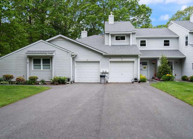 Property at 54 Cobbleridge Ln, Manorville, NY 11949, 2 beds, 1.5 baths