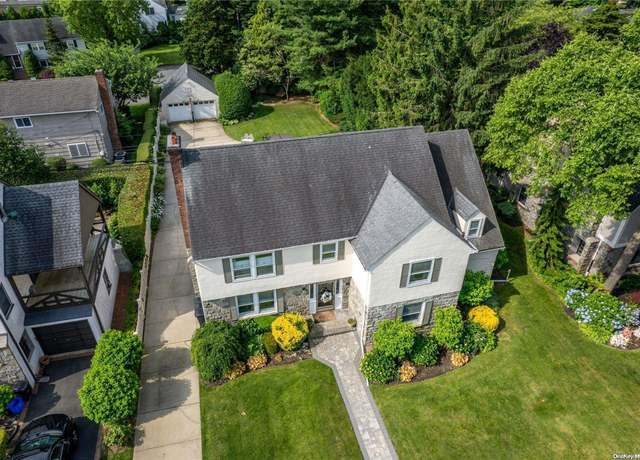 Property at 44 Vanderveer Ct, Rockville Centre, NY 11570, 4 beds, 2.5 baths