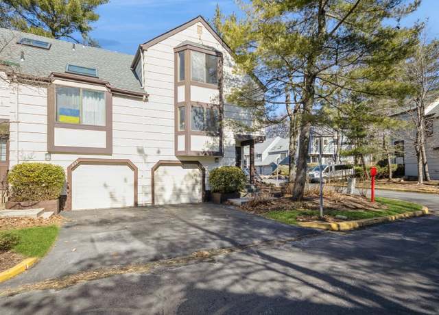 Property at 255 Treetop Cir, Nanuet, NY 10954, 1 bed, 1.5 baths