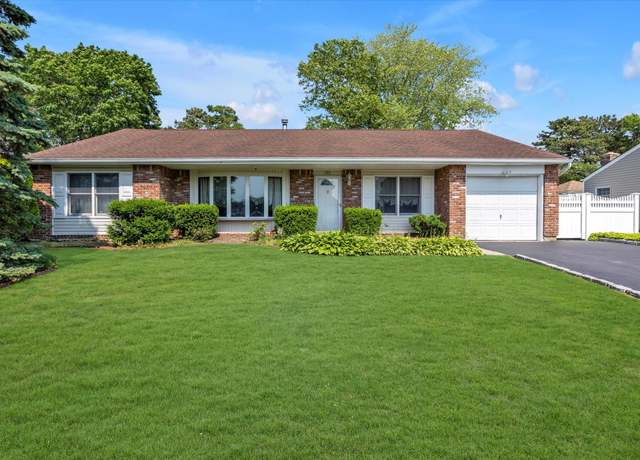 Property at 693 Greenbelt Pkwy W, Holbrook, NY 11741, 3 beds, 1 bath