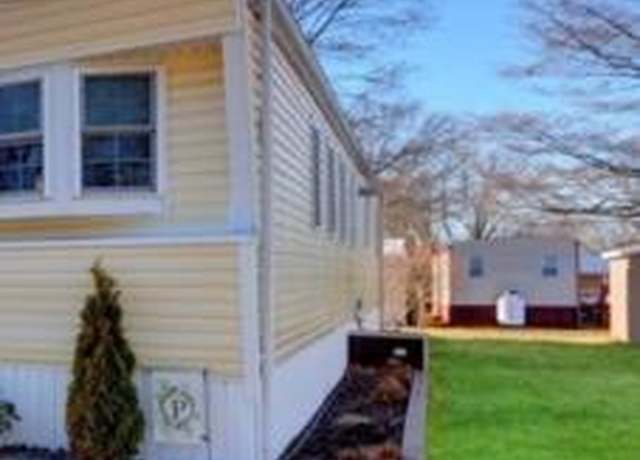 Property at 58 Valley Frg, Bohemia, NY 11716, 2 beds, 1 bath