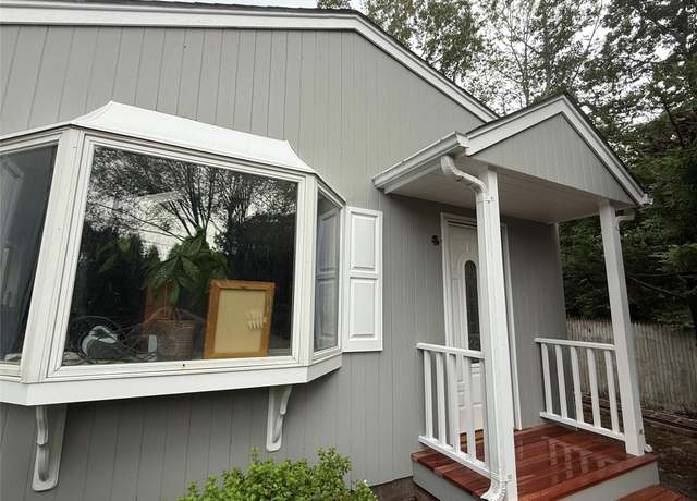 Property at 28 Apple Rd, Southampton, NY 11968, 3 beds, 1 bath