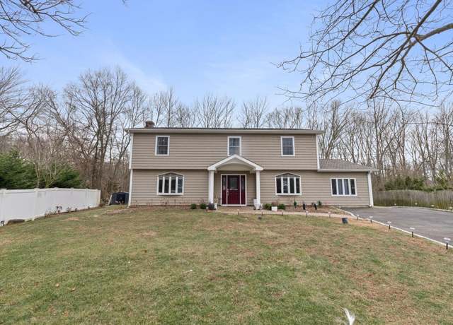 Property at 32 Hemlock Ln, Smithtown, NY 11787, 5 beds, 3.5 baths