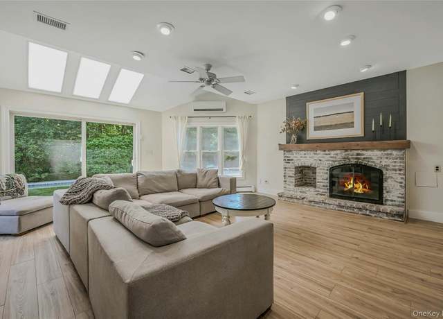 Property at 6 Settlers Way, East Setauket, NY 11733, 5 beds, 3.5 baths