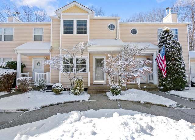 Property at 10 Chase Cmns #10, Yaphank, NY 11980, 2 beds, 1.5 baths