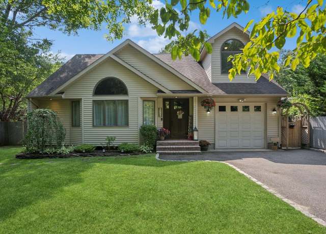 Property at 90 Ohio Ave, Medford, NY 11763, 4 beds, 3.5 baths