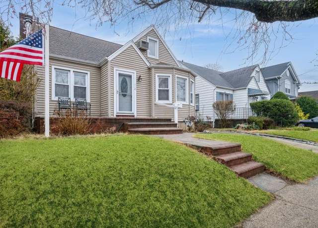 Property at 118 Kamda Blvd, New Hyde Park, NY 11040, 5 beds, 2.5 baths