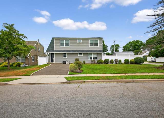 Property at 7 Fiddler Ln, Levittown, NY 11756, 4 beds, 3 baths