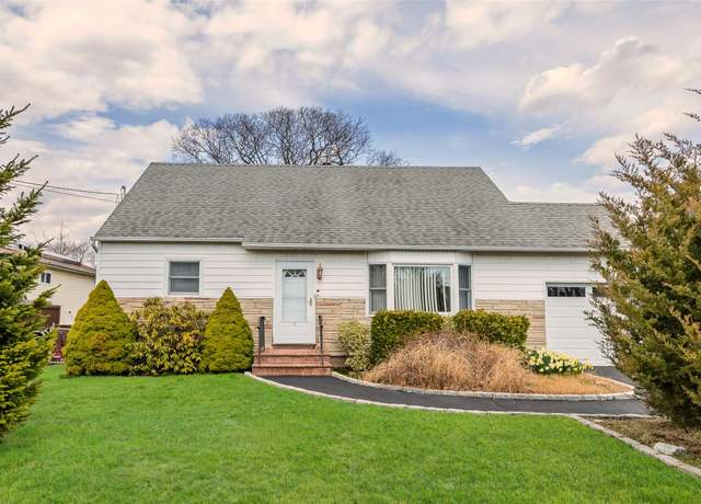 Property at 321 Lexington Ave, West Babylon, NY 11704, 4 beds, 1 bath