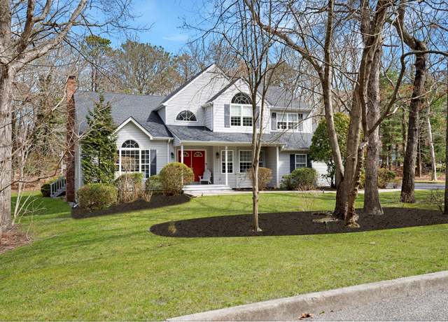 Property at 7 Gateway Ln, Manorville, NY 11949, 5 beds, 2.5 baths