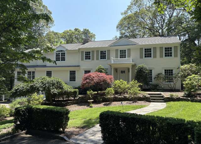Property at 9 Oakwood Dr W, Lloyd Harbor, NY 11743, 4 beds, 3.5 baths