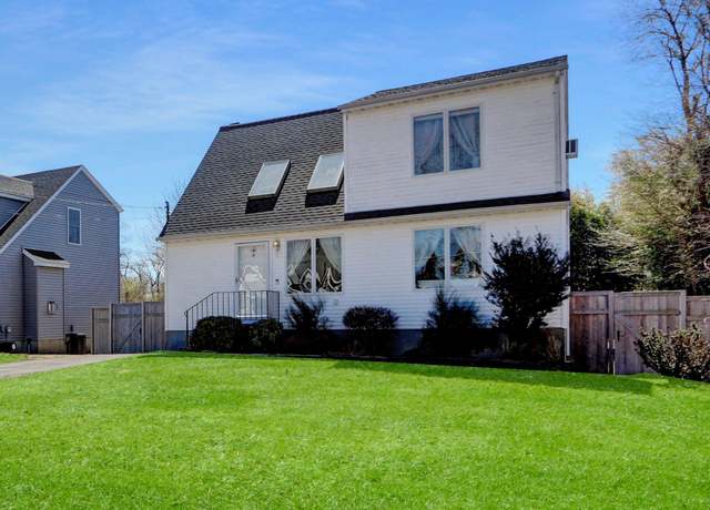 Property at 18 Saint George Dr, Shirley, NY 11967, 3 beds, 2 baths