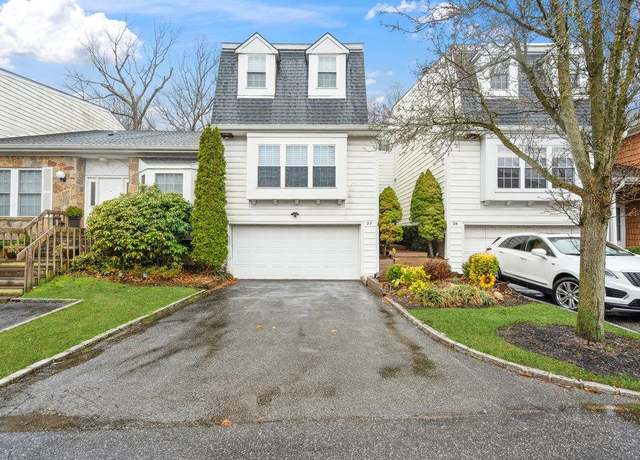 Property at 27 The Mews, Syosset, NY 11791, 3 beds, 3.5 baths