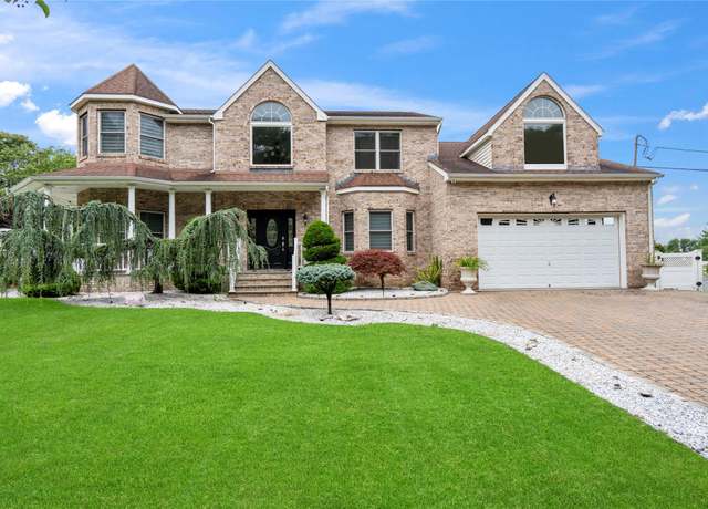 Property at 324 Mac Arthur Blvd, Hauppauge, NY 11788, 7 beds, 3.5 baths