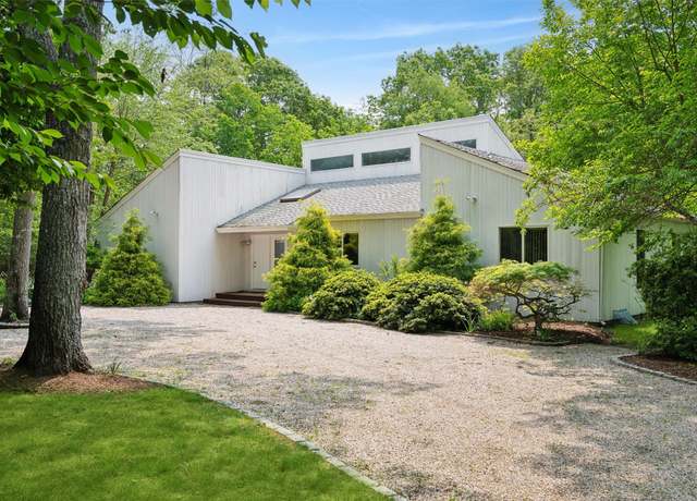 Property at 8 Midhampton Ct, Quogue, NY 11959, 4 beds, 3 baths