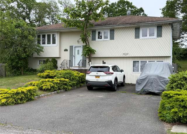 Property at 58 Sunburst Dr, Deer Park, NY 11729, 5 beds, 2 baths
