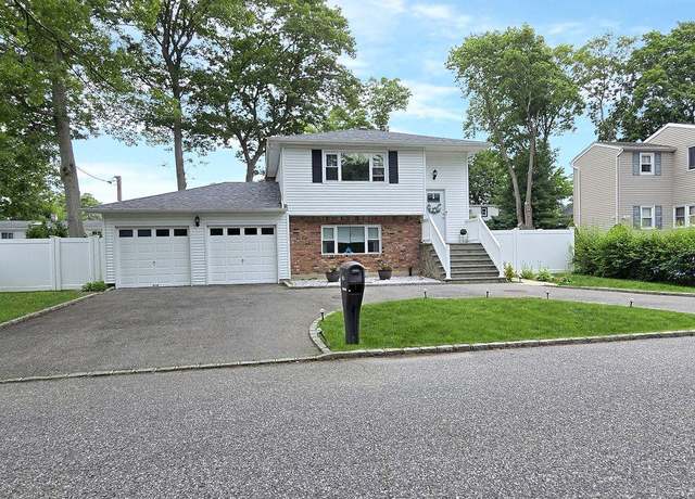 Property at 150 Coates Ave N, Holbrook, NY 11741, 4 beds, 3 baths