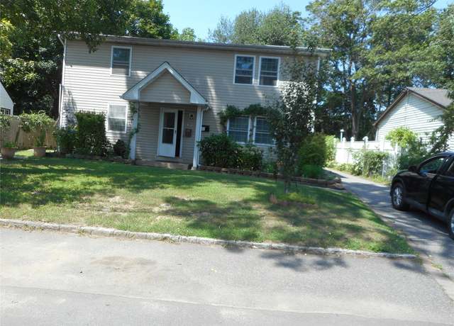 Property at 193 Parkway Blvd, Wyandanch, NY 11798, 6 beds, 2 baths