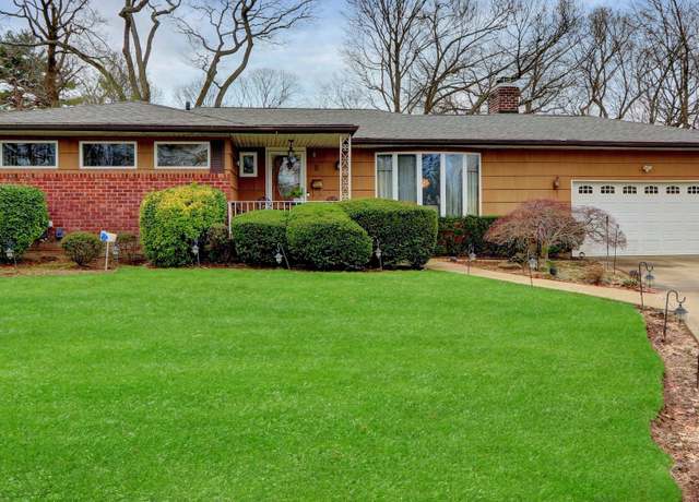 Property at 8 Robert Cir, Syosset, NY 11791, 3 beds, 2 baths