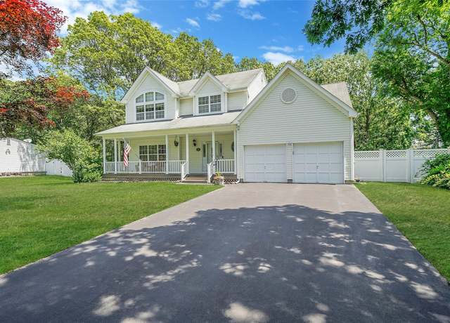 Property at 141 Norwalk Ave, Medford, NY 11763, 3 beds, 2.5 baths