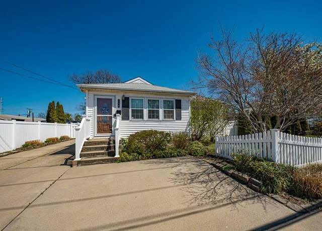 Property at 136 S Strong Ave, Lindenhurst, NY 11757, 2 beds, 3 baths
