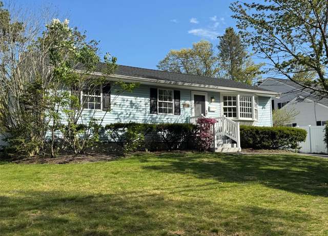 Property at 29 Lakeview Dr, Flanders, NY 11901, 3 beds, 1 bath