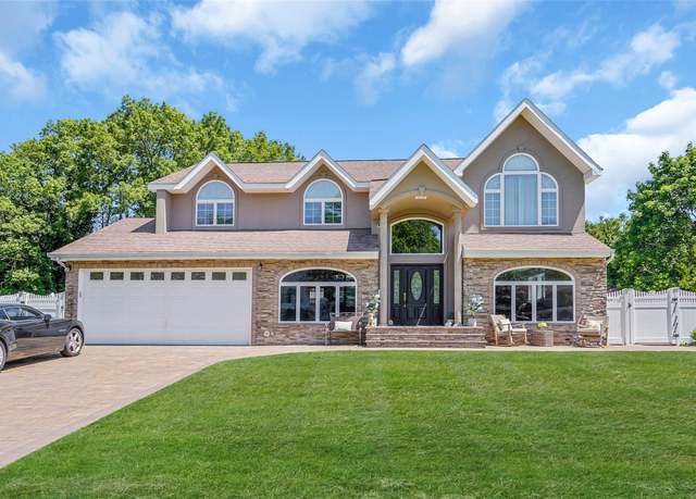Property at 12 Barbera Rd, Commack, NY 11725, 5 beds, 4.5 baths