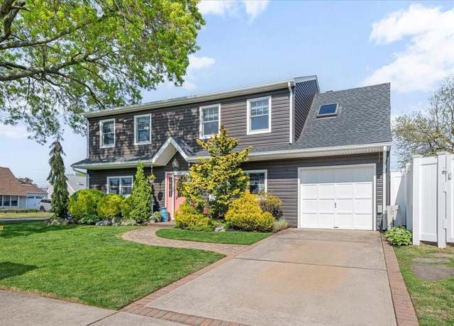 Property at 340 Martin Pl, Bethpage, NY 11714, 3 beds, 2 baths