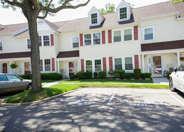 Property at 59 Stratford Grn #59, Farmingdale, NY 11735, 4 beds, 2.5 baths
