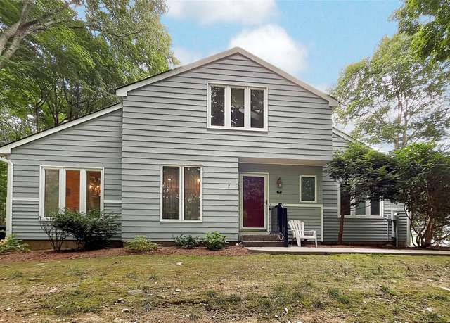 Property at 1 Maple Hill Dr, Mahopac, NY 10541, 2 beds, 2.5 baths