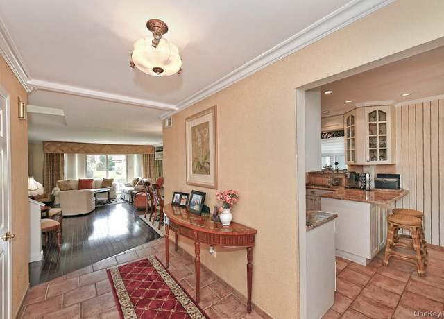 Property at 226 Oakview Ave, Oceanside, NY 11572, 3 beds, 3.5 baths