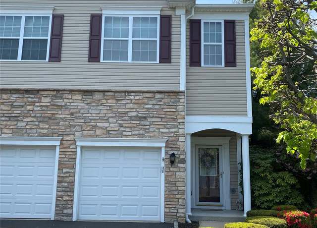 Property at 28 Torrey Pine Ln, Bay Shore, NY 11706, 2 beds, 2.5 baths