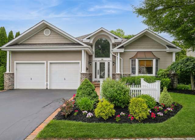 Property at 61 Redan Dr, Smithtown, NY 11787, 3 beds, 3 baths