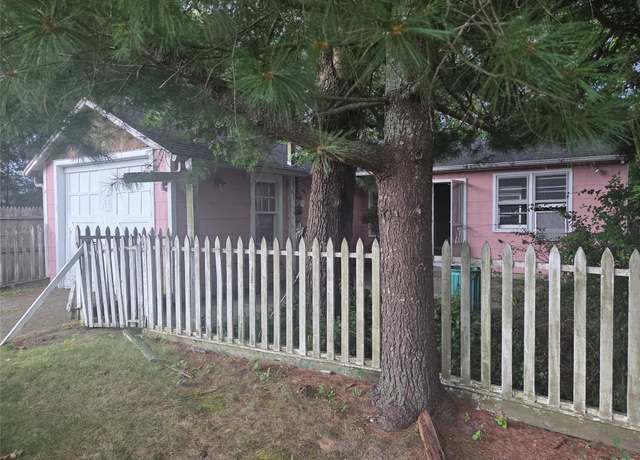 Property at 1750 Peconic Bay Blvd, Laurel, NY 11948, 3 beds, 1.5 baths