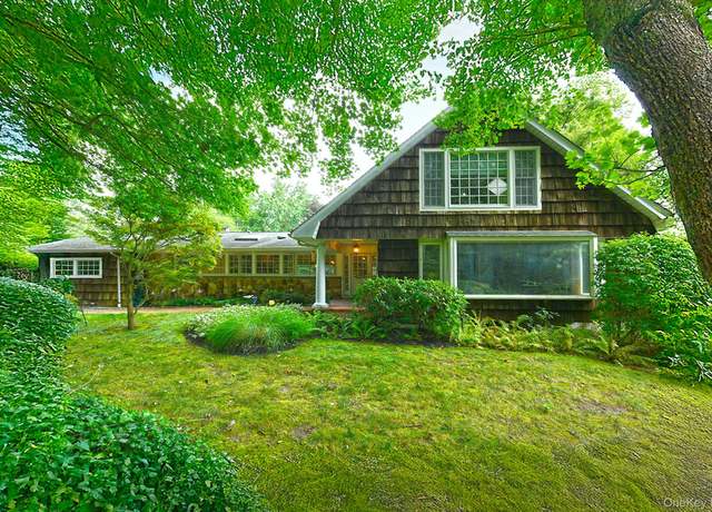 Property at 21 W Mall Dr, South Huntington, NY 11743, 4 beds, 3 baths
