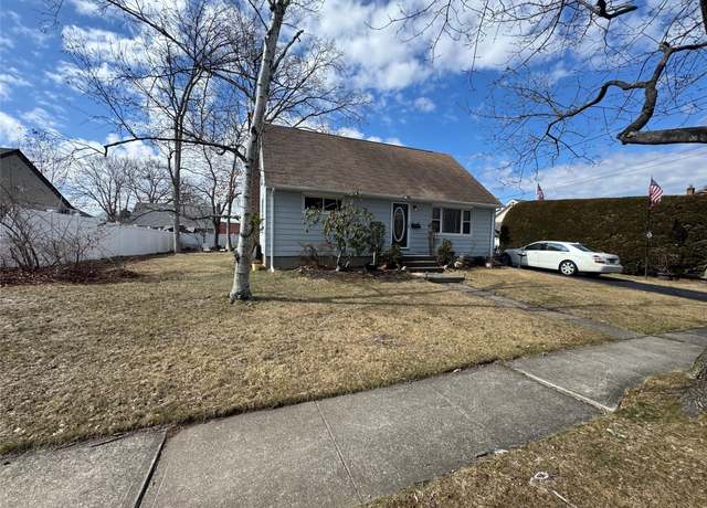 Property at 20 Hemlock Dr, Farmingdale, NY 11735, 5 beds, 3 baths
