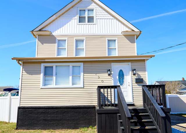 Property at 190 Westside Ave, Freeport, NY 11520, 6 beds, 3 baths