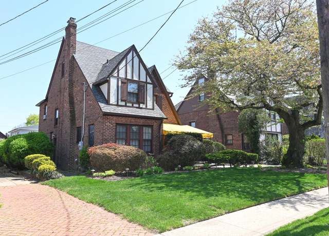 Property at 186 Brixton Rd S, Garden City South, NY 11530, 4 beds, 2.5 baths