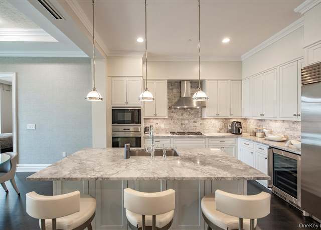 Property at 1000 Royal Ct #1306, North Hills, NY 11040, 2 beds, 2.5 baths
