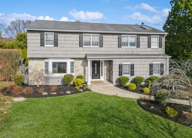 Property at 7 Palmer Dr, Sayville, NY 11782, 4 beds, 2.5 baths