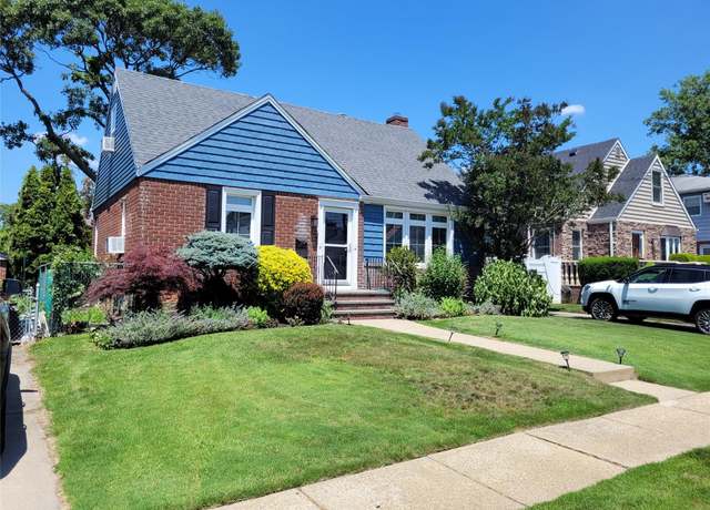 Property at 422 Saint Agnes Pl, Franklin Square, NY 11010, 3 beds, 2.5 baths