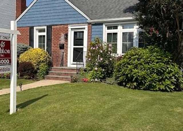 Property at 422 Saint Agnes Pl, Franklin Square, NY 11010, 3 beds, 2.5 baths