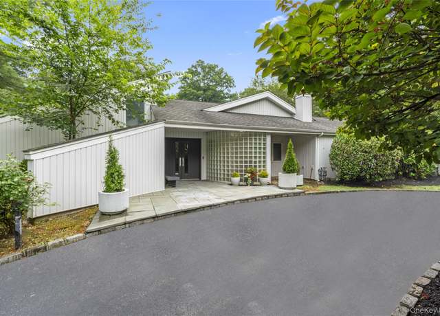 Property at 2 Bristol Dr, Woodbury, NY 11797, 4 beds, 3.5 baths
