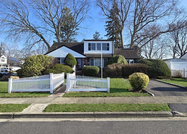 Property at 436 15th St, West Babylon, NY 11704, 4 beds, 2 baths